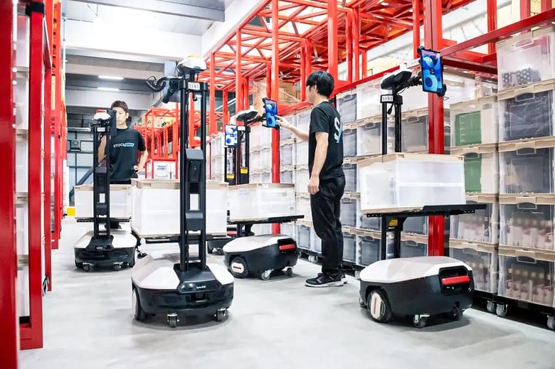 スタッフがAMRと連携してスキャナー操作でピッキング作業