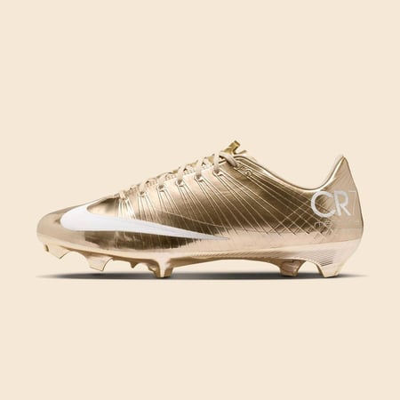 ナイキ CR7 x マーキュリアル スーパーフライのメタリックゴールドカラー限定スパイク