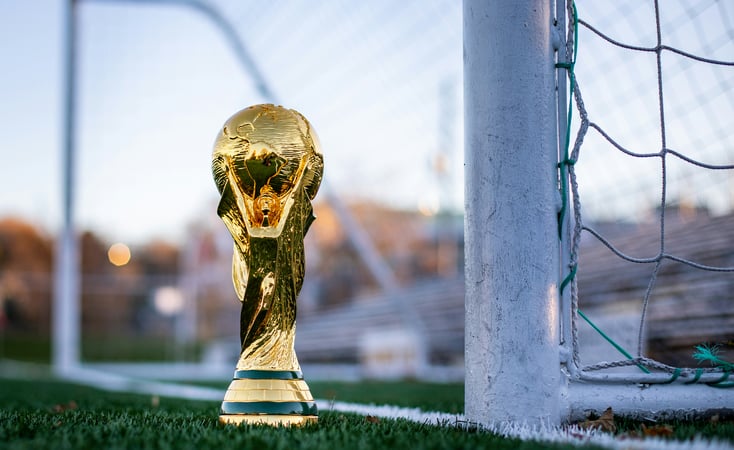 サッカーのワールドカップ・トロフィー（ゴール前の芝上）