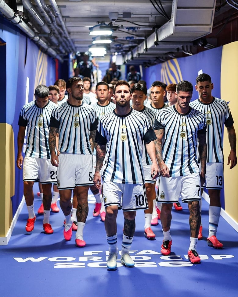 W杯2026 アルゼンチン代表の入場。ピンクのスパイクが並ぶ中、先頭のメッシは白と水色のシグネチャーモデルを着用