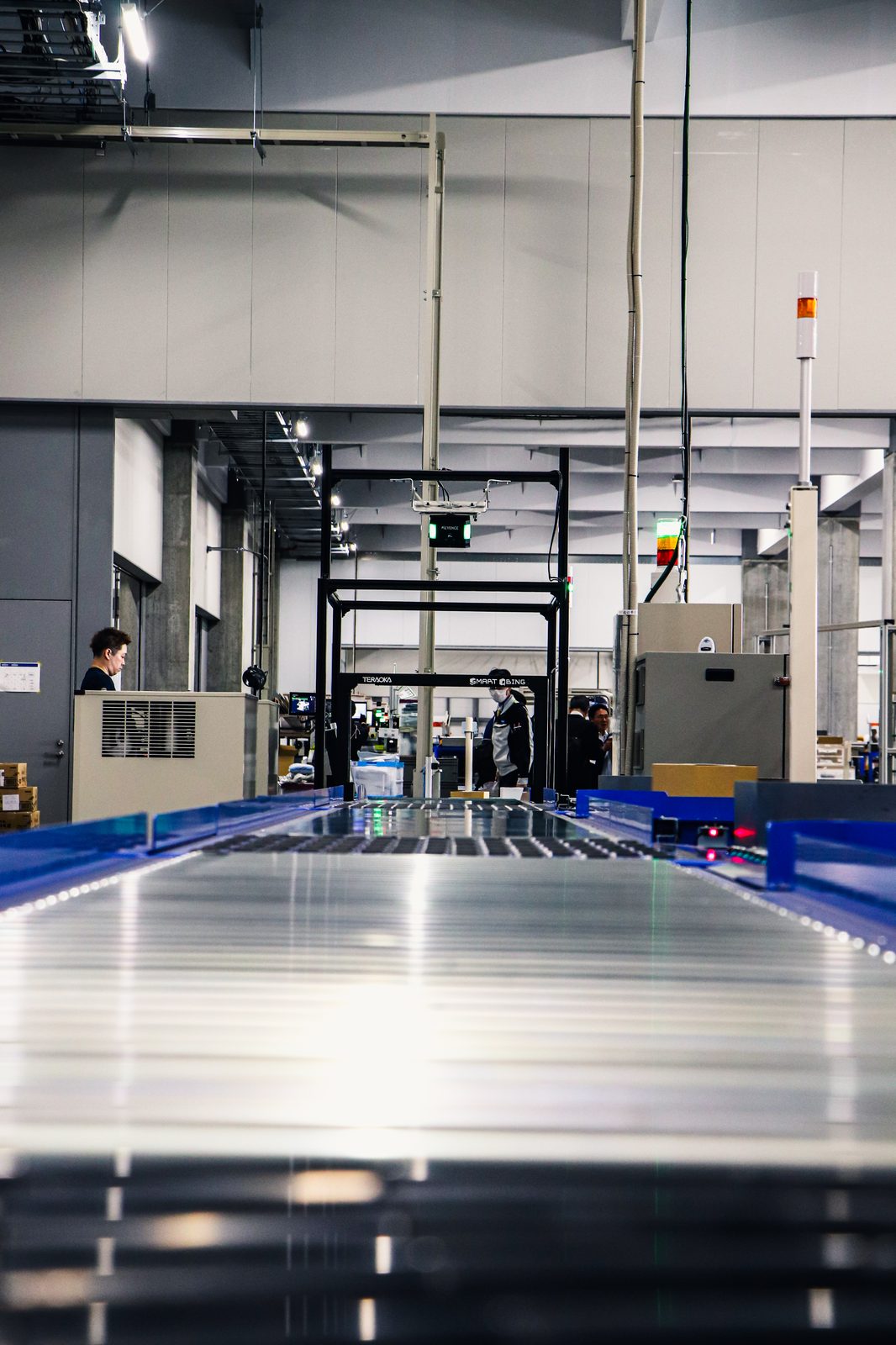 フラットベルトコンベアとバーコードスキャンゲート