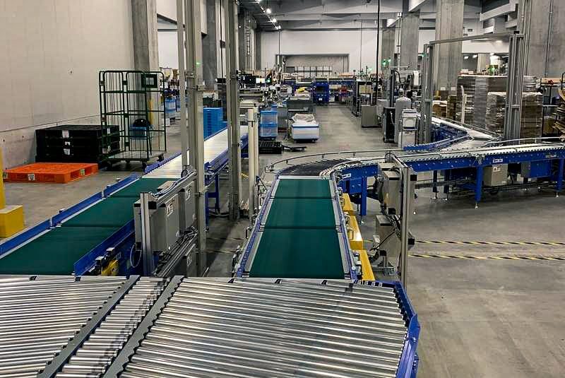 コンベアラインが複数交差する出荷フロア全景（広角）