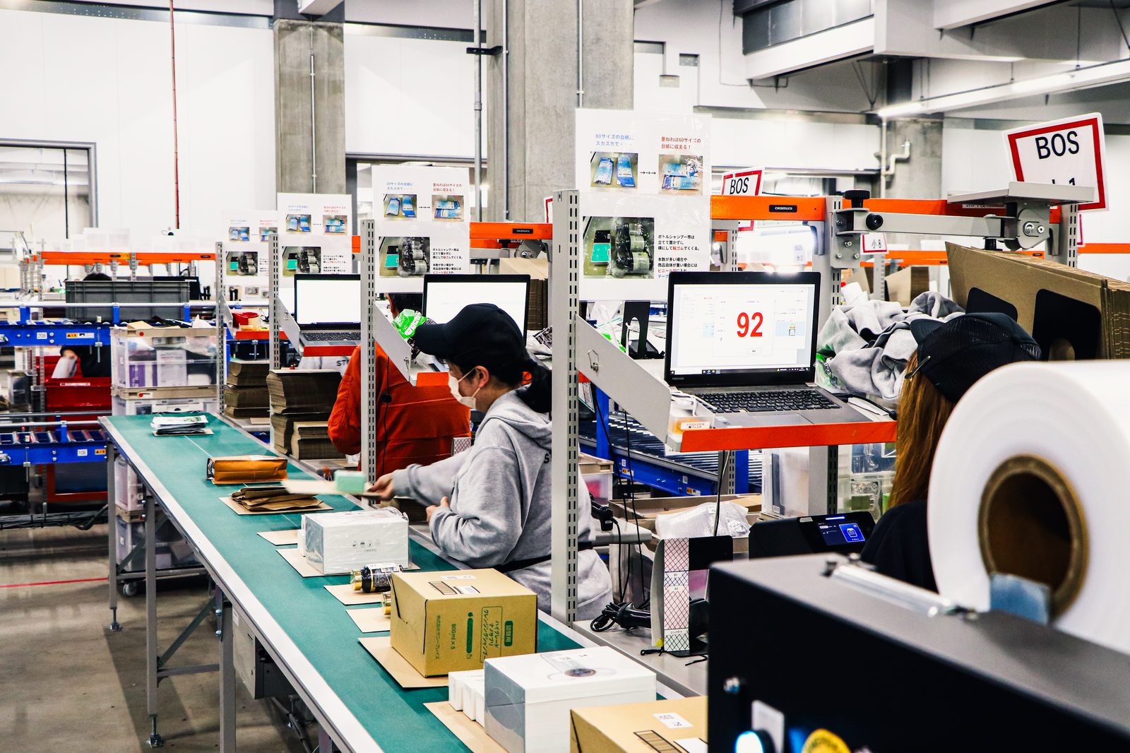 BOSステーションでスタッフ複数名が梱包・PC操作