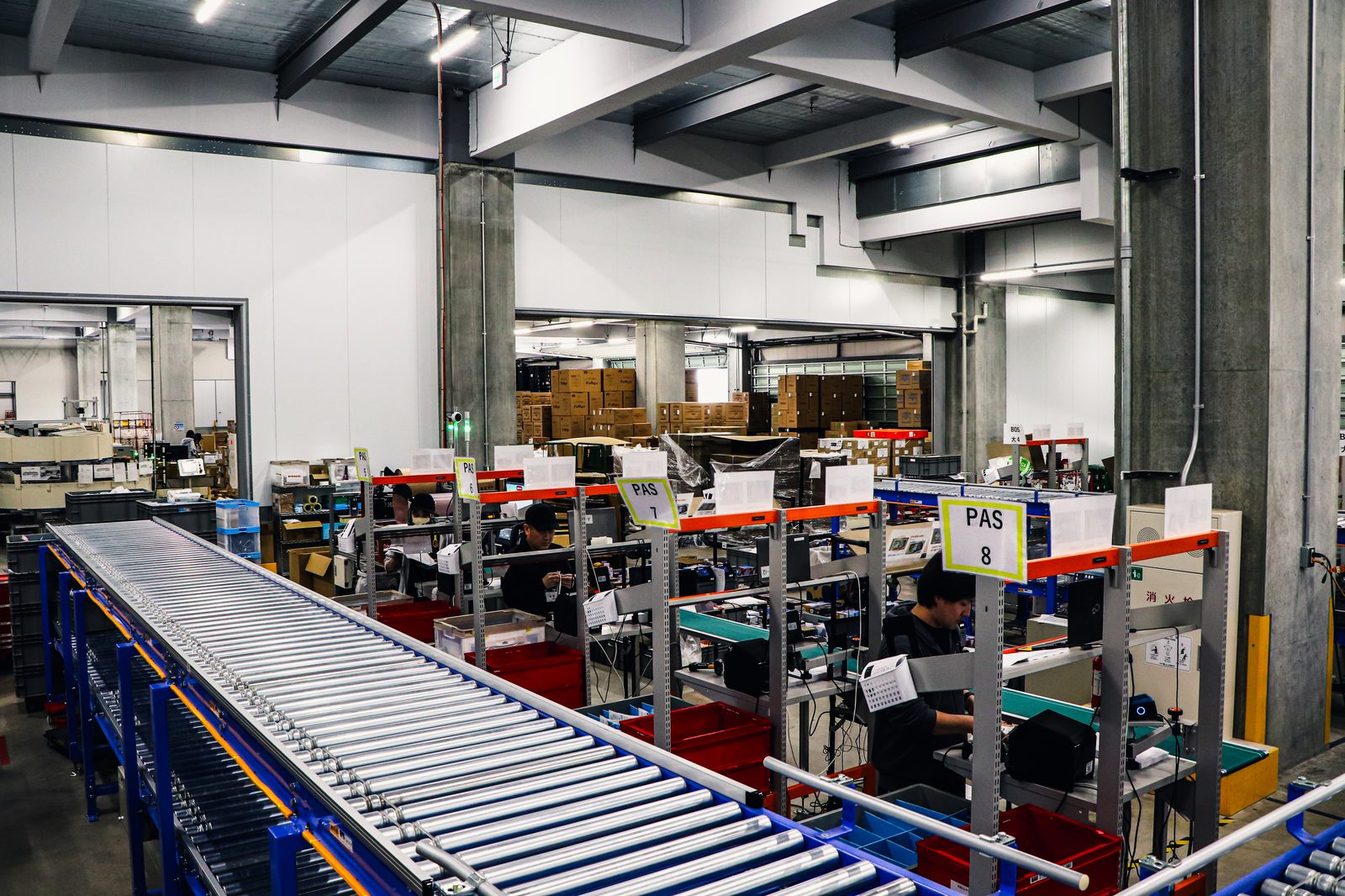 PASステーション全景（複数作業台・俯瞰アングル）