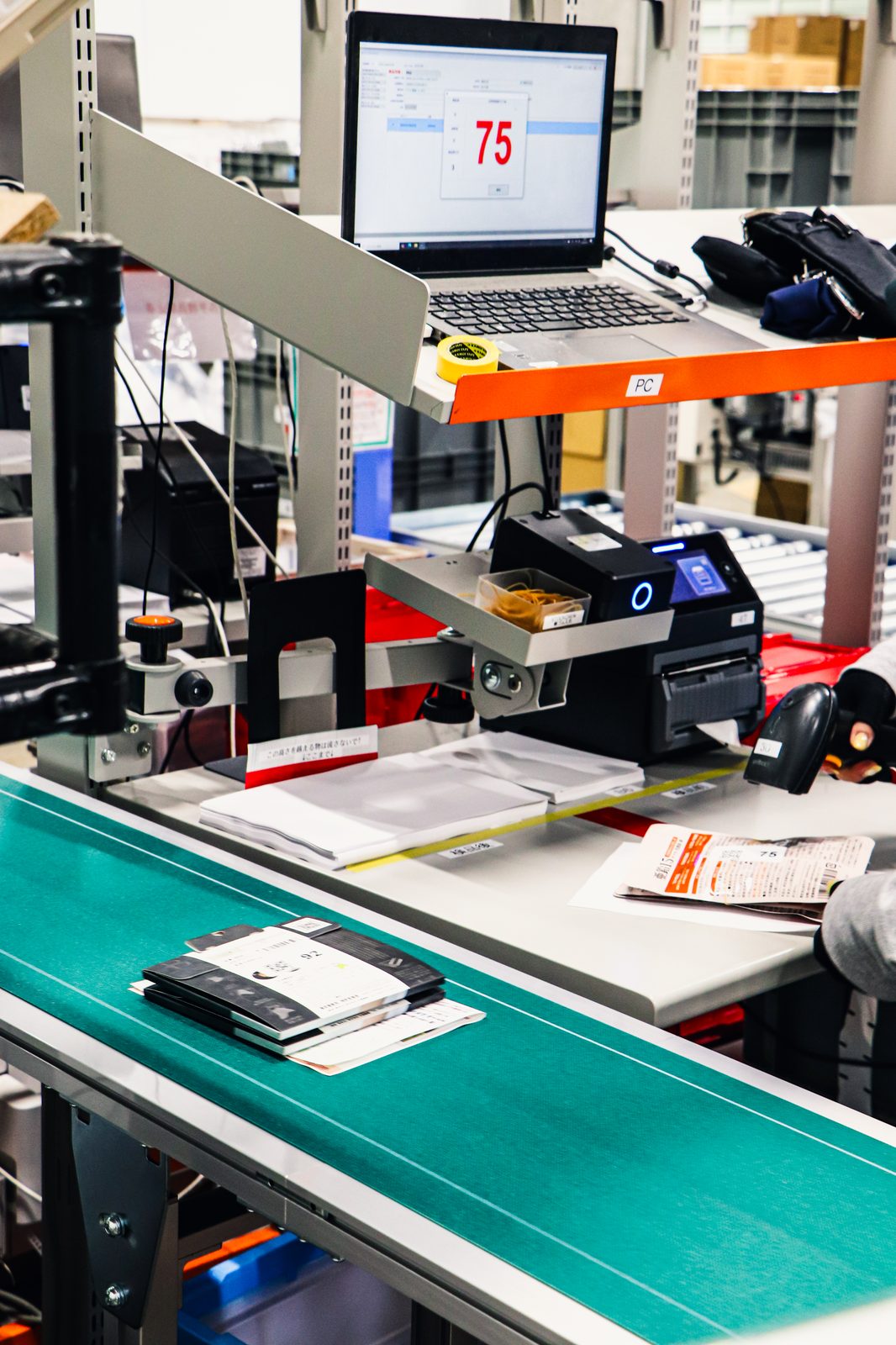 梱包ステーション（ラベルプリンター・スキャナー）の正面