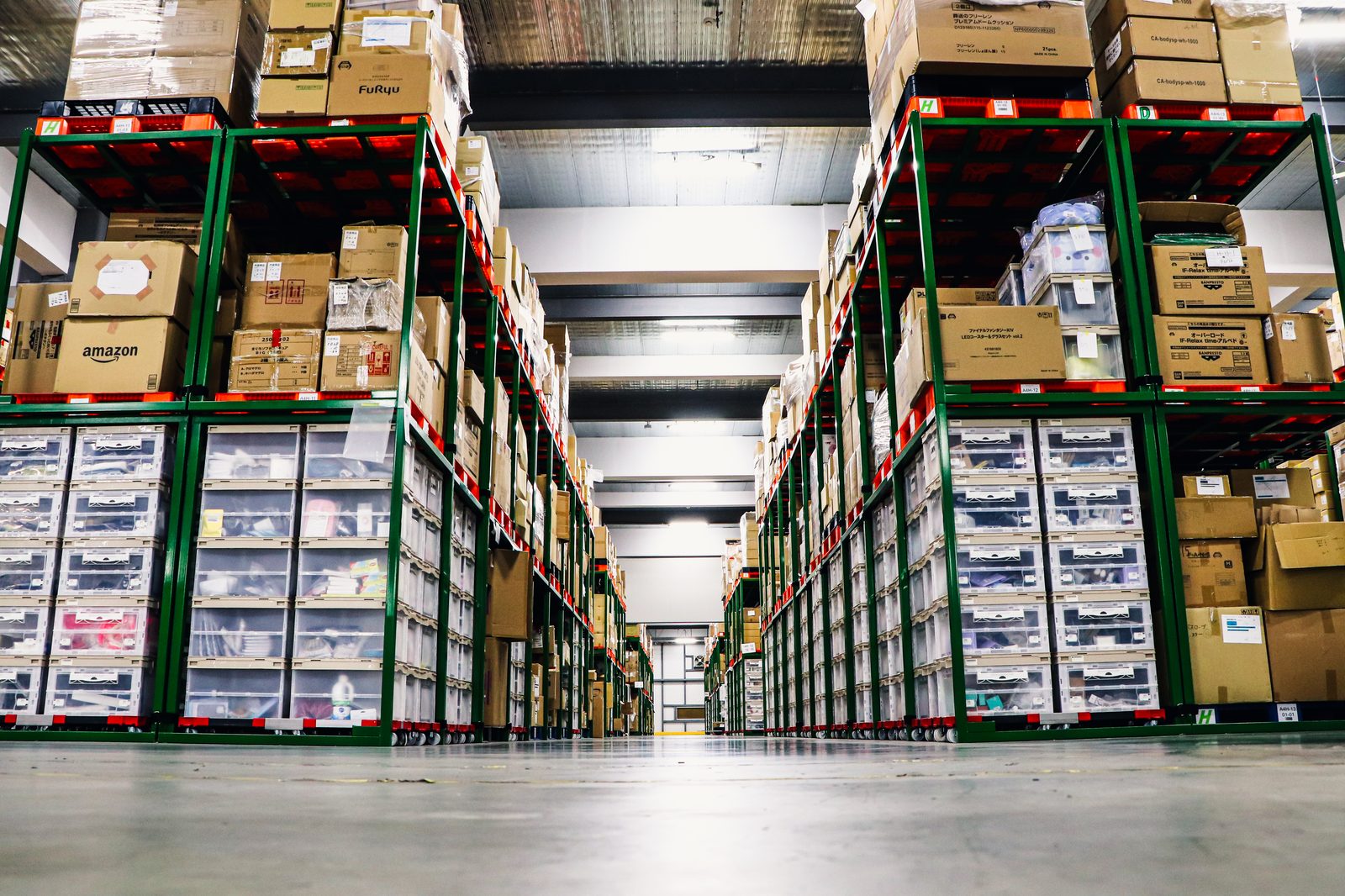 多段緑ラックが左右に広がる保管通路（正面広角）