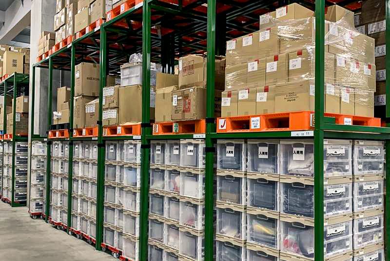 パレットラックとオリコン（折りたたみコンテナ）が並ぶ保管エリア