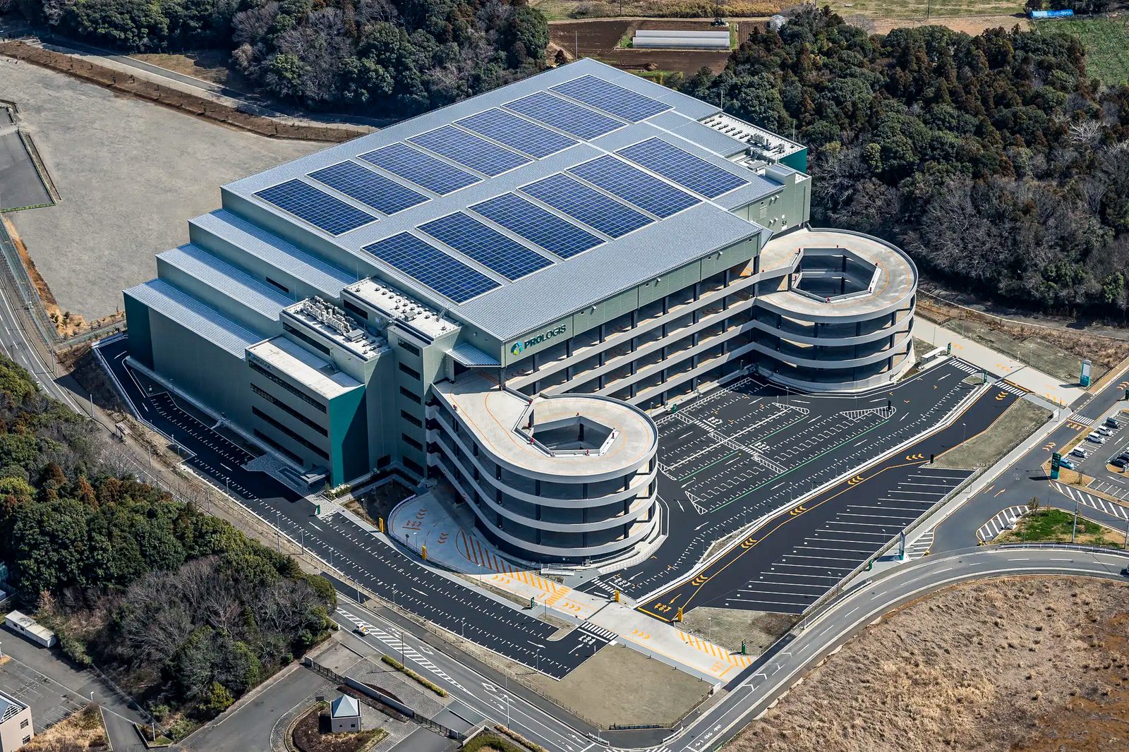 STOCKCREWの大型EC物流倉庫外観（航空写真）