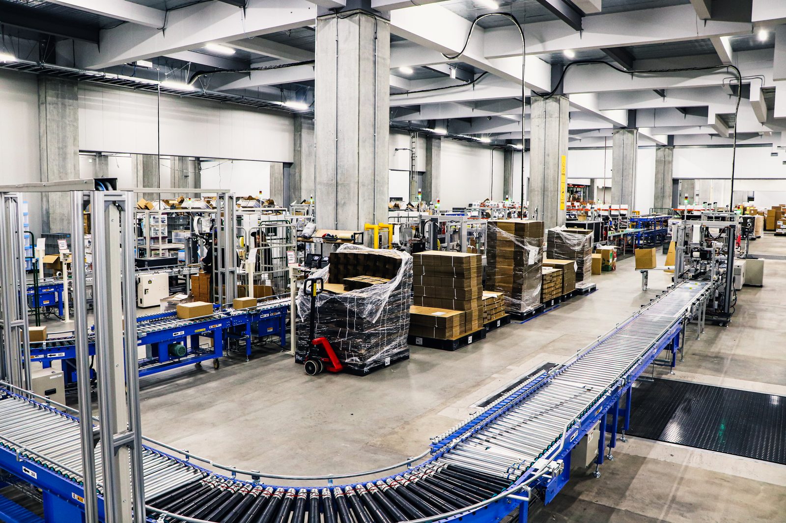 フォークリフトとコンベアが共存する出荷フロア全景